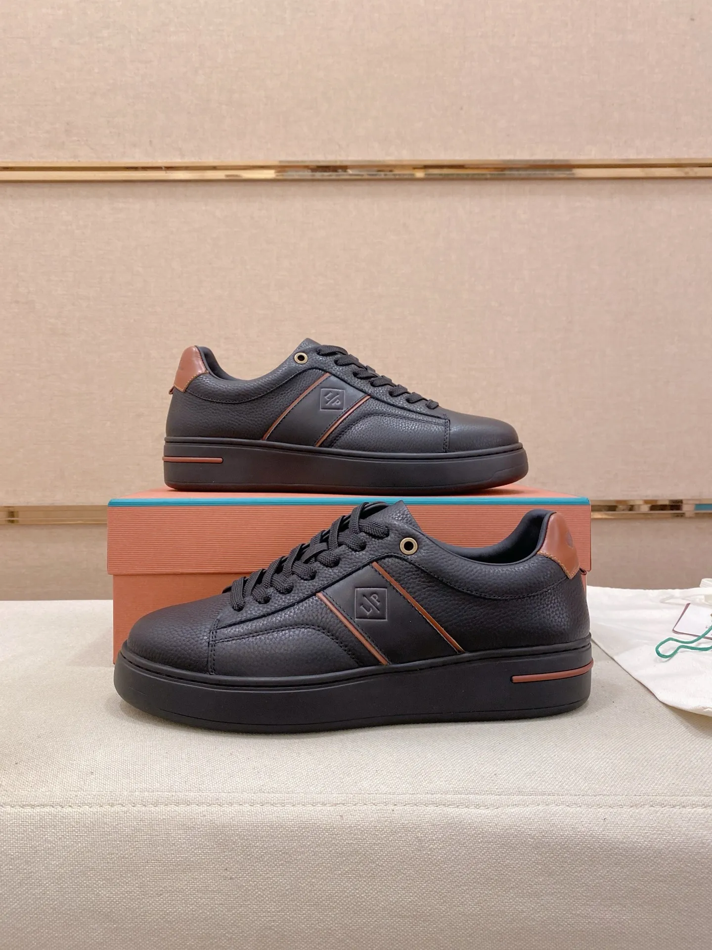 Men's shoes💰: 580💰🔥𝐥𝐨𝐫𝐨 𝐏𝐢𝐚𝐧𝐚 lp classic loafers, an Italian treasure brand, the only brand that can match Hermès! Only after wearing it do we realize that we can’t live up to our feet. The upper is made of imported first-layer cowhide with breathable fly-knit fabric, water-dyed cowhide foot pads, and the official original glass rubber outsole and pendant. Exclusive original packaging (tag ➕ brand paper ➕ outer box ➕ hand bag) code number: 38-44. Can be customized 45-46